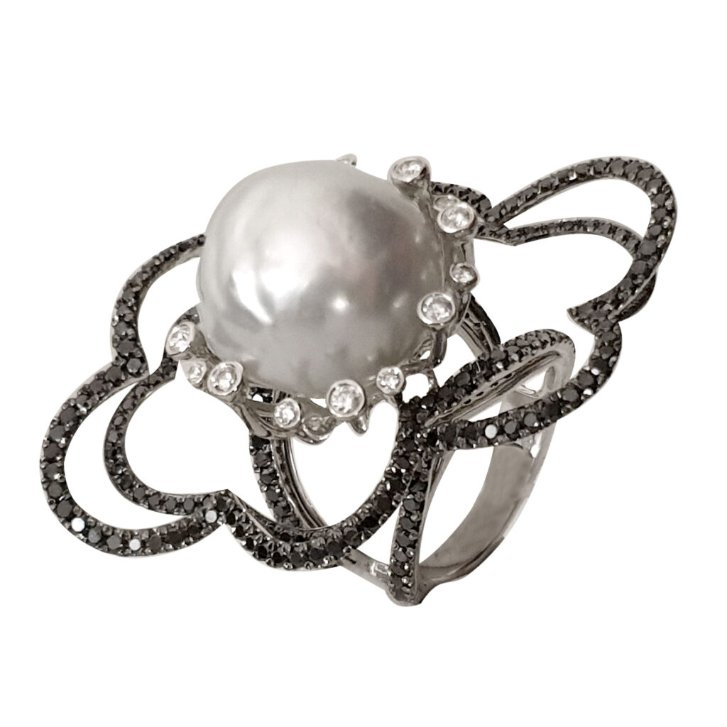 R112 – Brilliant Cut White Diamonds 0,35Ct – Brilliant Cut Black Diamonds 2,71Ct – Baroque South Sea Pearl 16,90mm