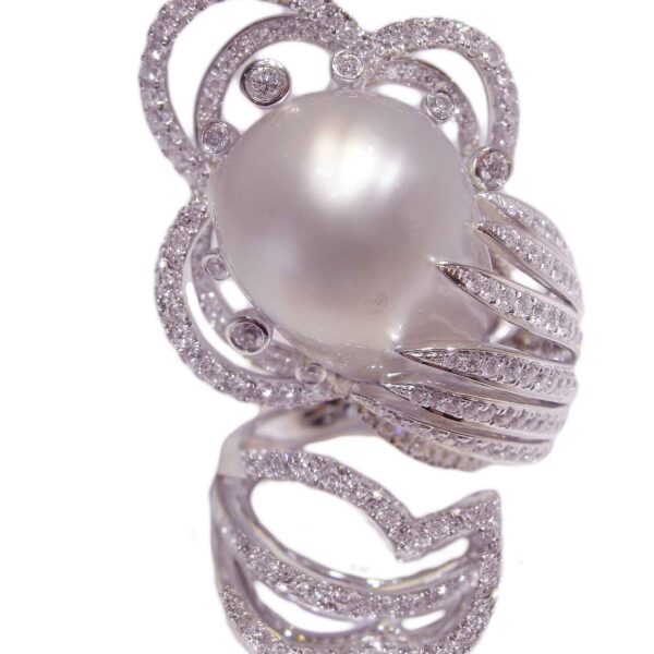 R237 – Brilliant Cut Diamonds 3,47Ct – Baroque South Sea Pearl 15-16mm