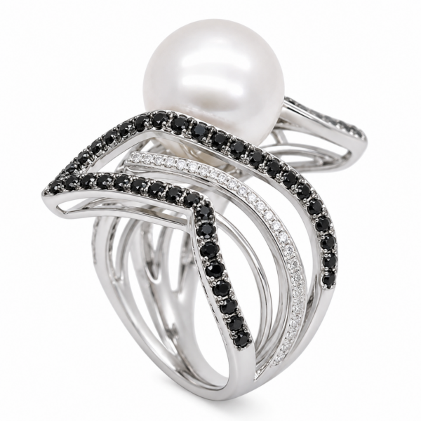 R235 - Brilliant Cut White Diamonds 0,28Ct - Brilliant Cut Black Diamonds 1,19Ct - South Sea Pearl 12-13mm