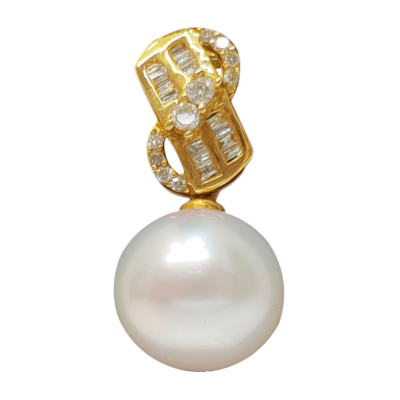 P075 – Brilliant Cut Diamonds 0,08Ct – Baguette Cut Diamonds 0,06Ct – South Sea Pearl 10,20mm