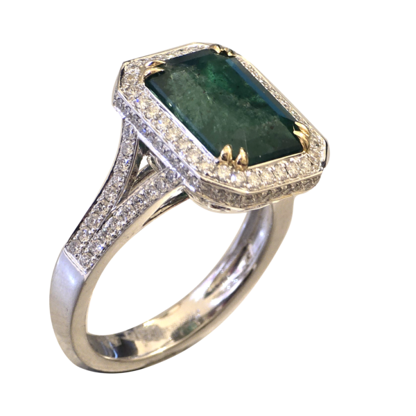 DR012- Δαχτυλίδι με Σμαράγδι 4,43cts - Λευκά Διαμάντια 0,64cts- Λευκός Χρυσός Κ18