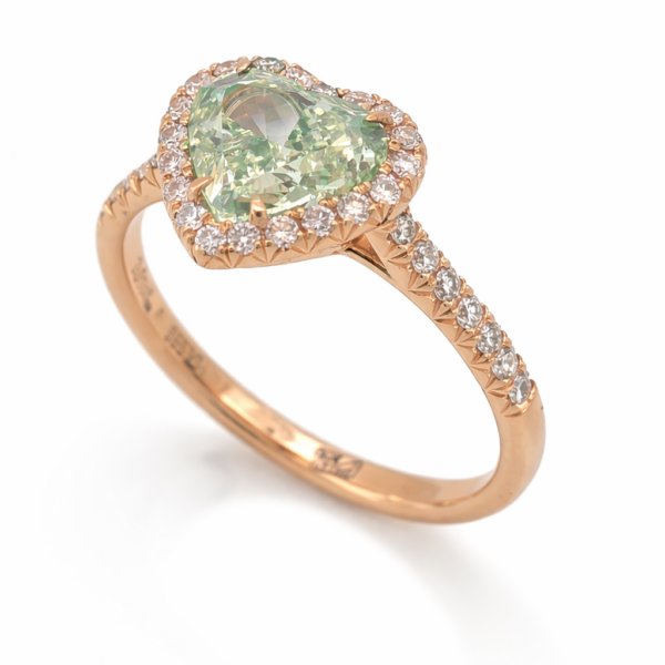 DR058- Δαχτυλίδι με Πράσινα Διαμάντια Heart Cut 2.01 Cts και Λευκά Διαμάντια  Brilliant Cut 0.14 Ctsσε ροζ χρυσό