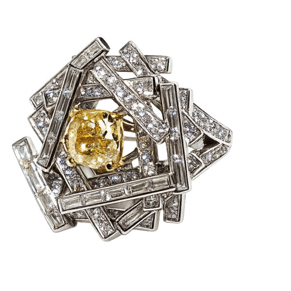 DR076- Δαχτυλίδι με Κίτρινο Διαμάντι 0.57 Cts & Λευκά Διαμάντια 3.73 Cts